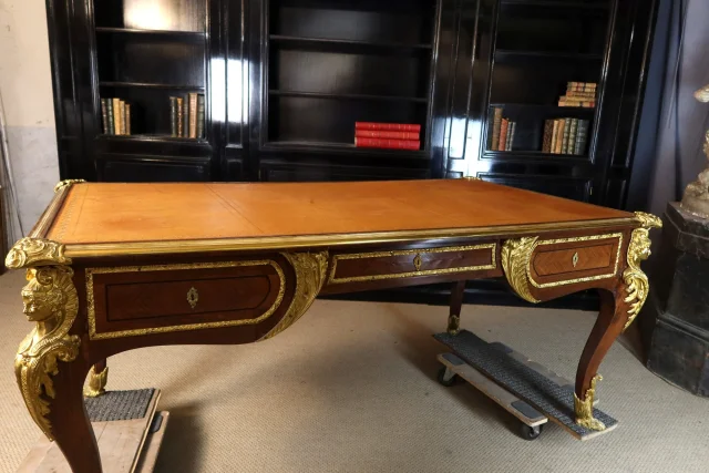 Grand bureau style Louis XV — Très bon état