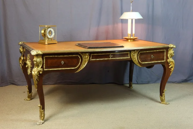Grand bureau style Louis XV — Très bon état