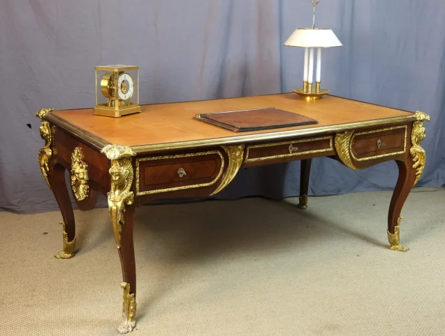 Grand bureau style Louis XV — Très bon état