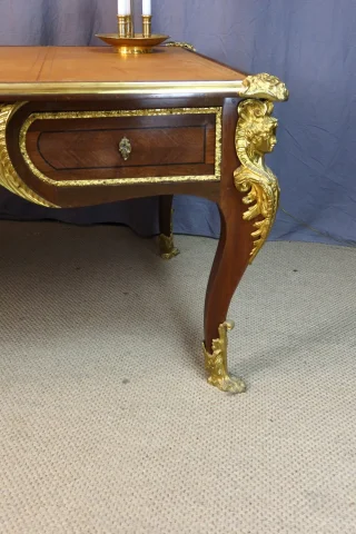 Grand bureau style Louis XV — Très bon état