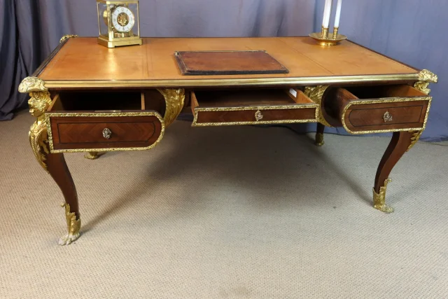 Grand bureau style Louis XV — Très bon état