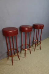 Conjunto de tres taburetes de bar