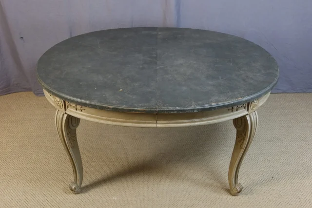 Large dining table — Good condition