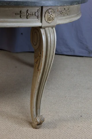 Large dining table — Good condition