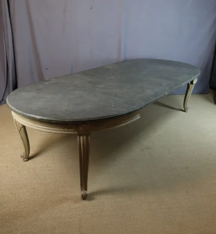 Large dining table — Good condition
