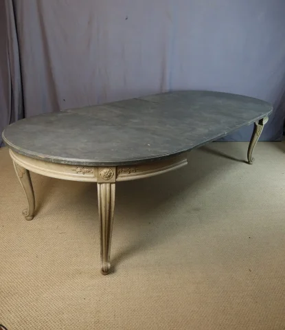 Large dining table — Good condition