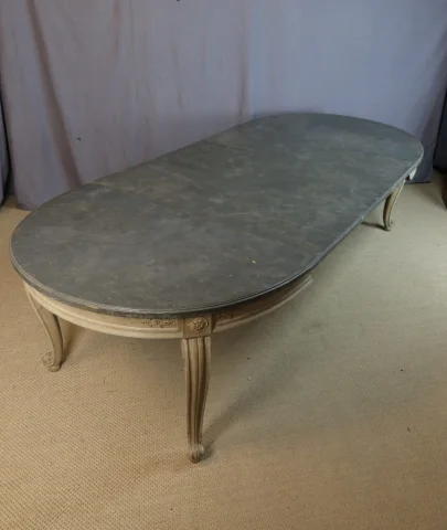 Large dining table — Good condition