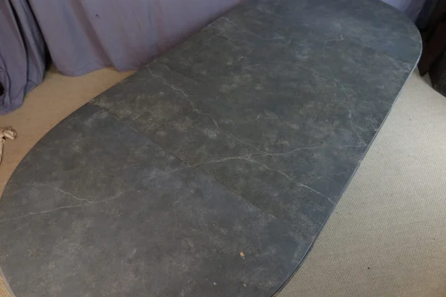 Large dining table — Good condition
