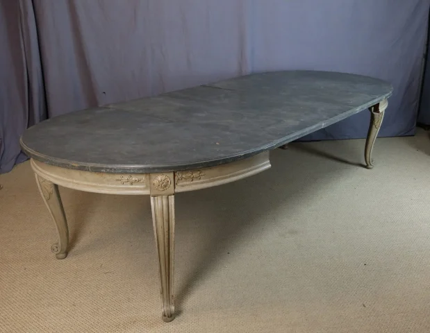 Large dining table — Good condition