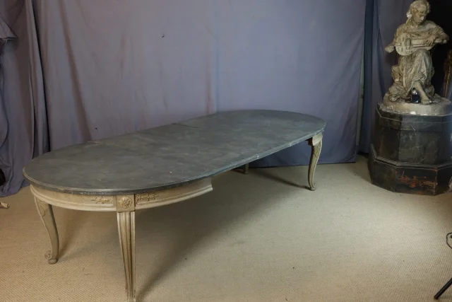 Large dining table — Good condition