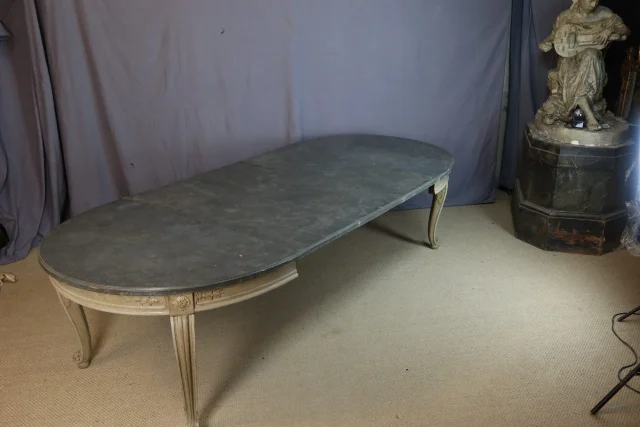 Large dining table — Good condition