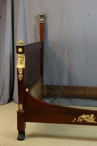 Cama de época Imperio — Restauré