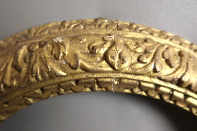 18th-century oval gilt wood frame — Good condition