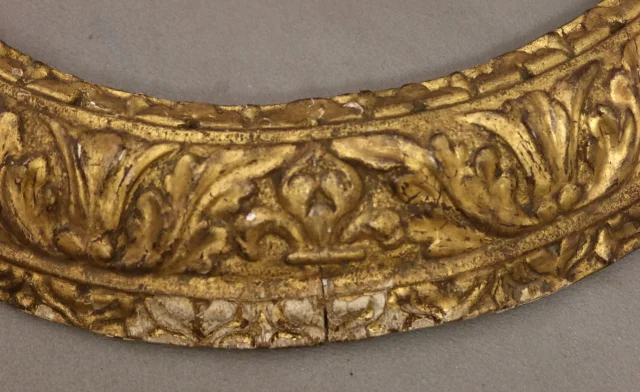 18th-century oval gilt wood frame — Good condition