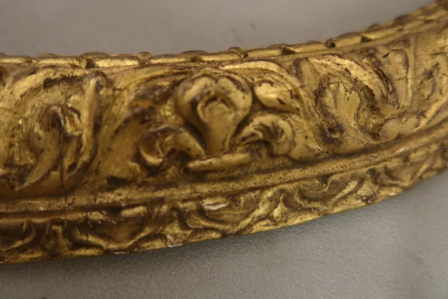 18th-century oval gilt wood frame — Good condition