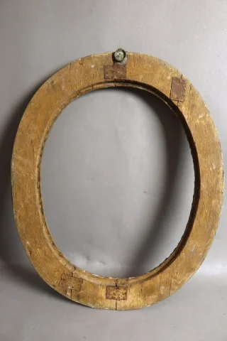 18th-century oval gilt wood frame — Good condition