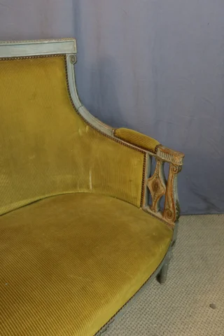 SALON EN BOIS PEINT — À restaurer