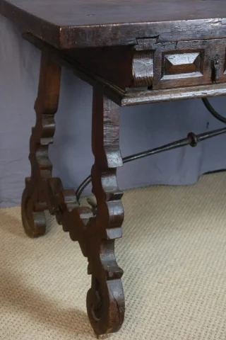 西班牙胡桃木餐桌，19世纪 — 状态极佳