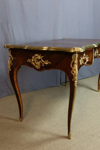 Schreibtisch im Louis-XV-Stil, 19. Jahrhundert — Restauré