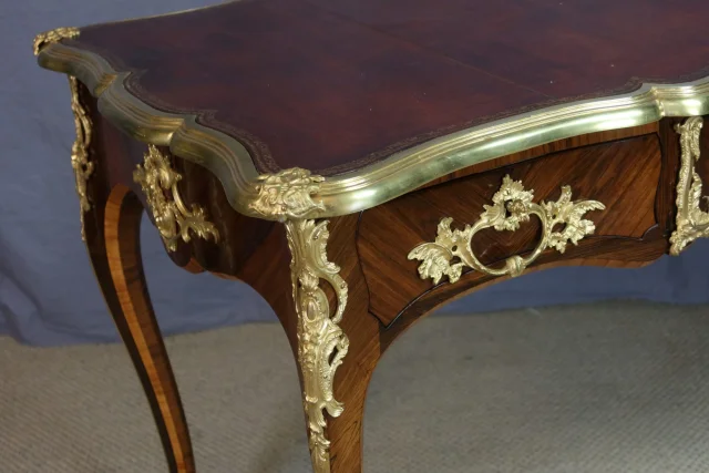 Schreibtisch im Louis-XV-Stil, 19. Jahrhundert — Restauré
