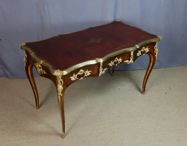 Schreibtisch im Louis-XV-Stil, 19. Jahrhundert — Restauré