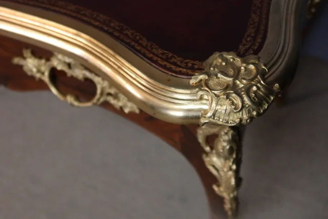 Schreibtisch im Louis-XV-Stil, 19. Jahrhundert — Restauré