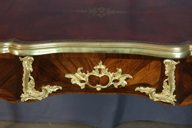 Schreibtisch im Louis-XV-Stil, 19. Jahrhundert — Restauré
