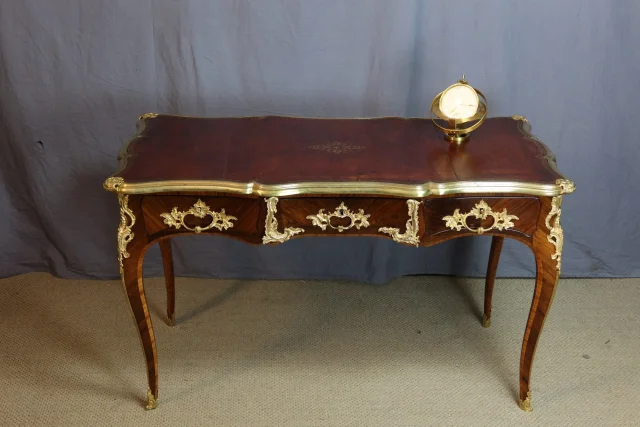 Schreibtisch im Louis-XV-Stil, 19. Jahrhundert — Restauré