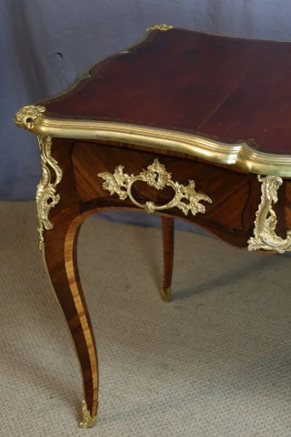 Schreibtisch im Louis-XV-Stil, 19. Jahrhundert — Restauré