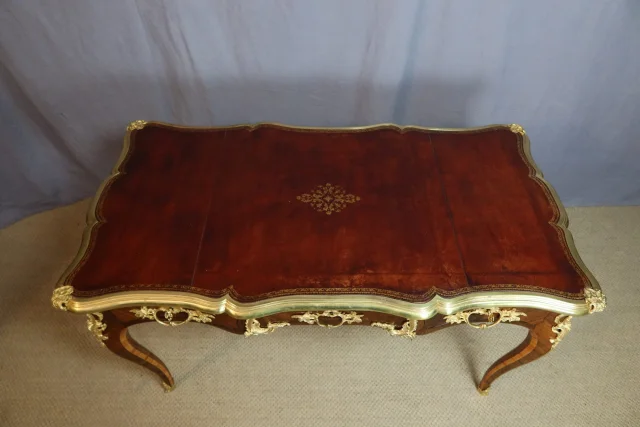 Schreibtisch im Louis-XV-Stil, 19. Jahrhundert — Restauré