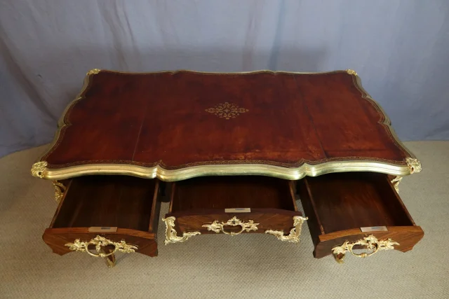 Schreibtisch im Louis-XV-Stil, 19. Jahrhundert — Restauré