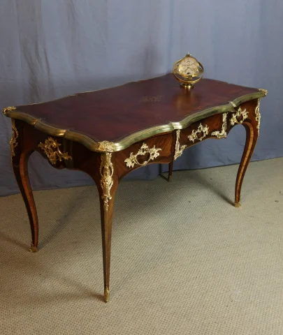 Schreibtisch im Louis-XV-Stil, 19. Jahrhundert — Restauré