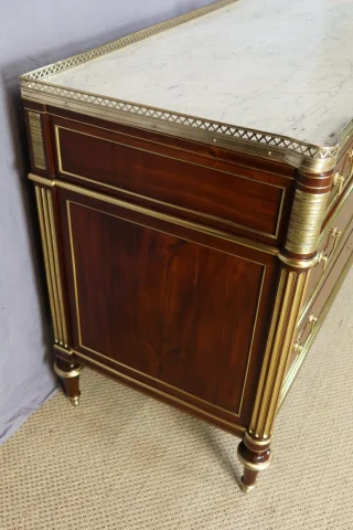 Louis-XVI-Kommode, spätes 18. Jahrhundert — Restauré