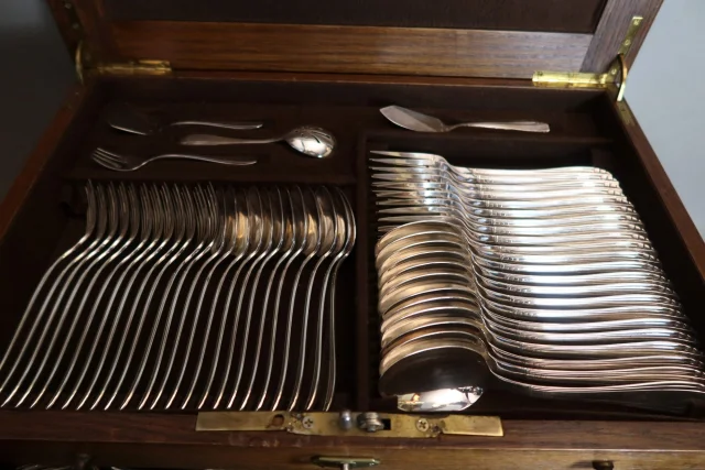 Importante cubertería de 149 piezas en metal plateado en su estuche de madera — Muy buen estado