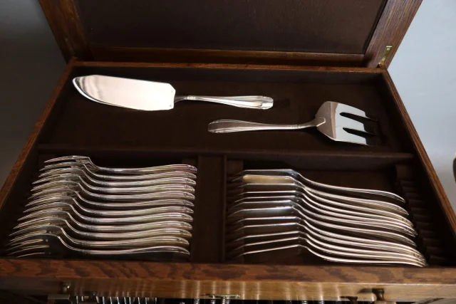 Importante cubertería de 149 piezas en metal plateado en su estuche de madera — Muy buen estado