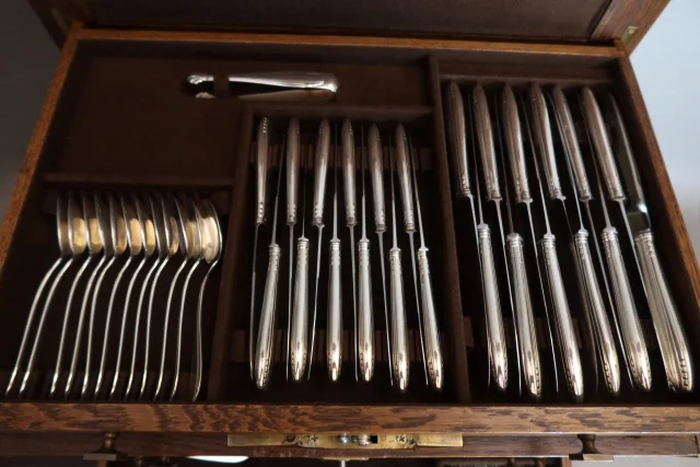 Importante cubertería de 149 piezas en metal plateado en su estuche de madera — Muy buen estado