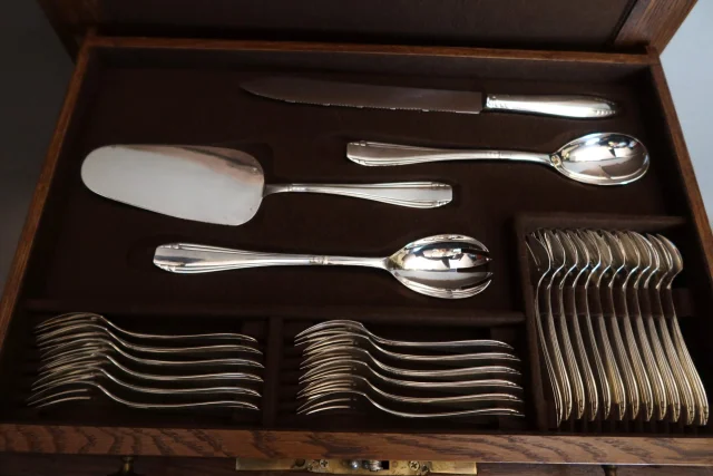 Importante cubertería de 149 piezas en metal plateado en su estuche de madera — Muy buen estado