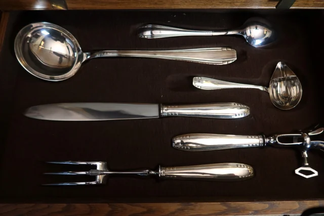 Importante cubertería de 149 piezas en metal plateado en su estuche de madera — Muy buen estado