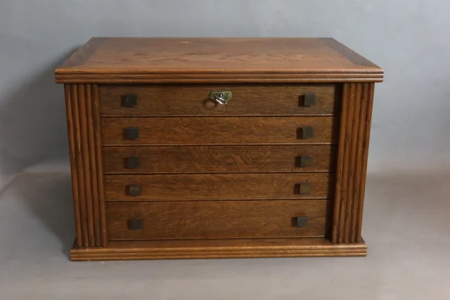 Importante cubertería de 149 piezas en metal plateado en su estuche de madera — Muy buen estado