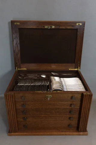 Importante cubertería de 149 piezas en metal plateado en su estuche de madera — Muy buen estado