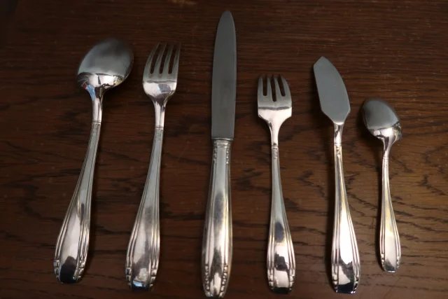 Importante cubertería de 149 piezas en metal plateado en su estuche de madera — Muy buen estado