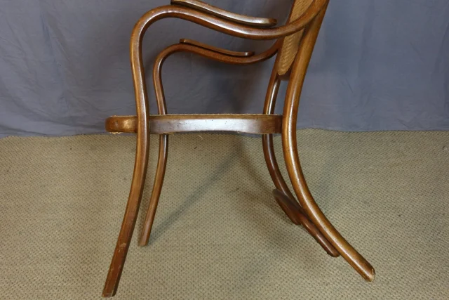 Gevlochten fauteuil in de geest van Thonet