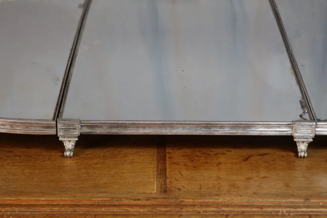 Großes Tafelaufsatz-Surtout aus versilberter Bronze, Louis-XVI-Stil, 19. Jahrhundert — Guter Zustand