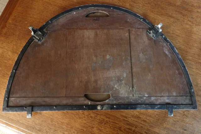 Großes Tafelaufsatz-Surtout aus versilberter Bronze, Louis-XVI-Stil, 19. Jahrhundert — Guter Zustand