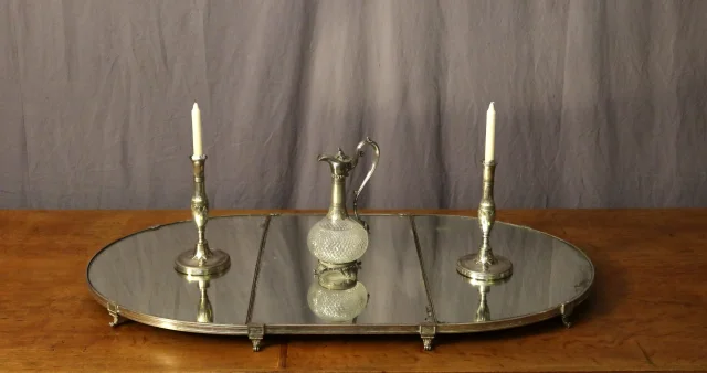 Großes Tafelaufsatz-Surtout aus versilberter Bronze, Louis-XVI-Stil, 19. Jahrhundert — Guter Zustand