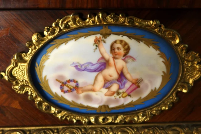 19世紀ナポレオン3世様式 寄木細工装飾・磁器プラーク付きカーブドビュッフェ — 非常に良好