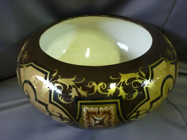 FAIENCE CACHE POT