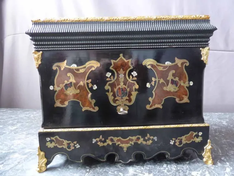 ДЕКАНТЕРНАЯ КОРОБКА