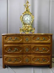 Commode arbalète en noyer, époque XVIIIème siècle