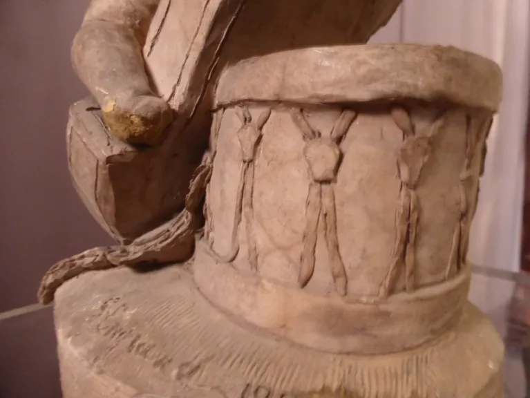 FIGURA DE EARTHENWARE
